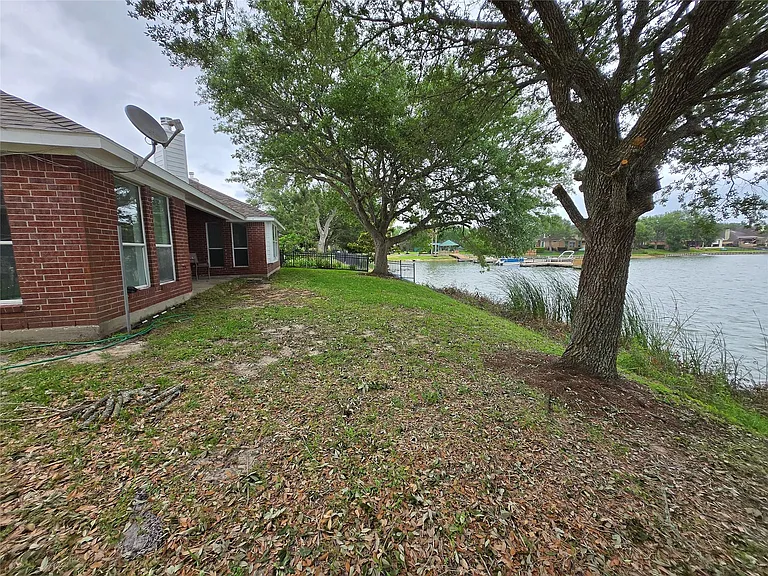 4018 Crystal Lake Cir N — Photo 34