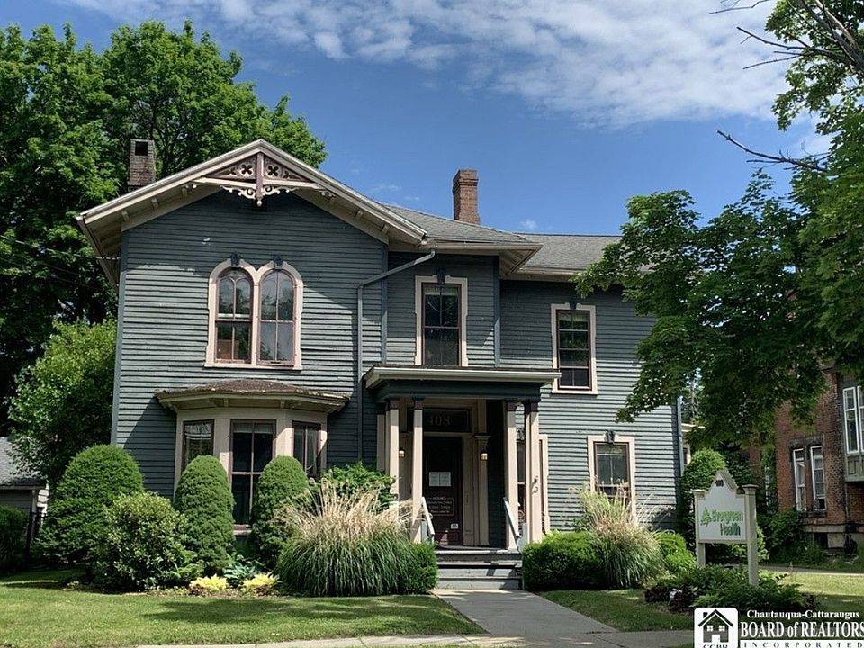 Wow. Great curb appeal! Apt 3's private entrance is in the back