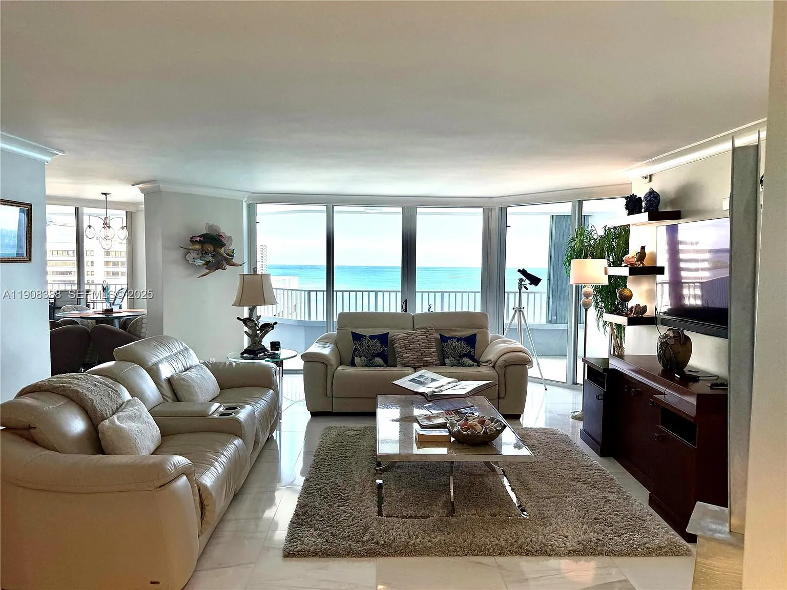 Corniche Condo — Photo 3