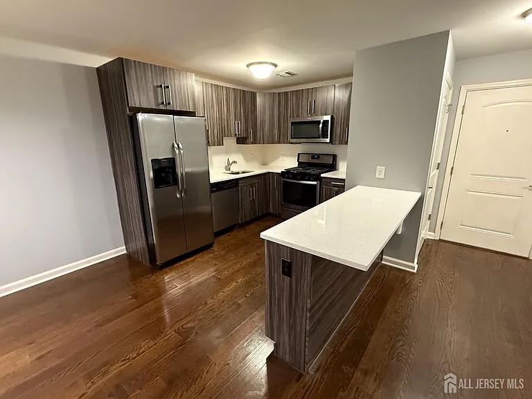 1400 Saint George Ave #306 — Photo 2