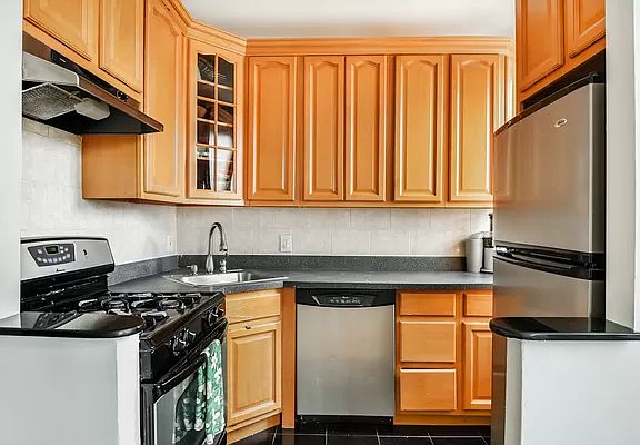 3rd image of 260 Linden Blvd APT 4F
