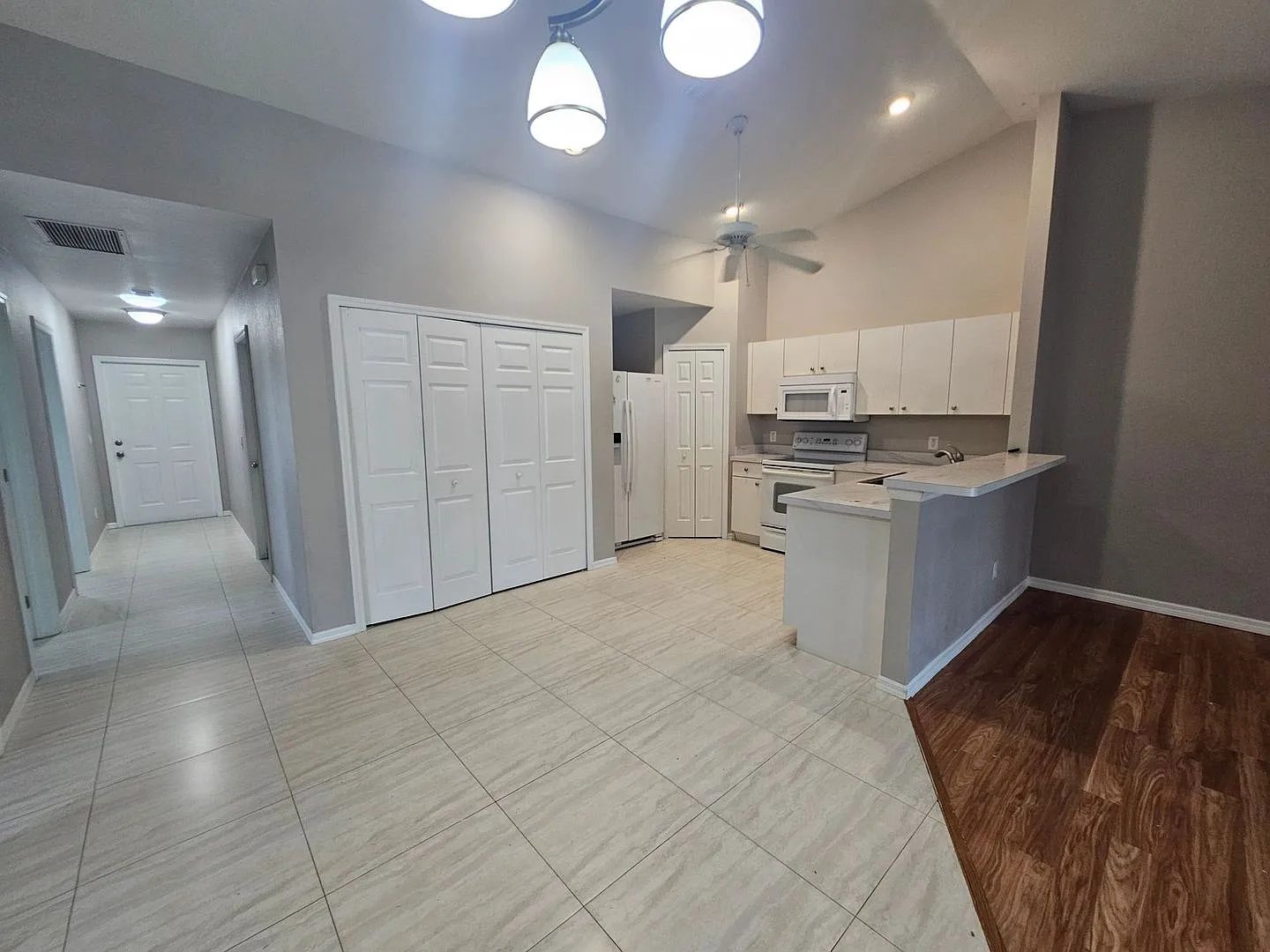 GREAT Location 3 bedroom 2 bath Duplex with lawn care included!! — Photo 4