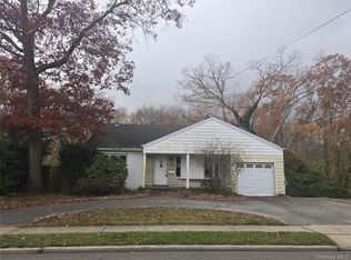 378 Lakeshore Blvd, Massapequa Park, NY 11762