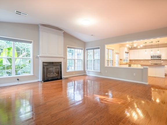 5th image of 320 Sutton Glen Dr