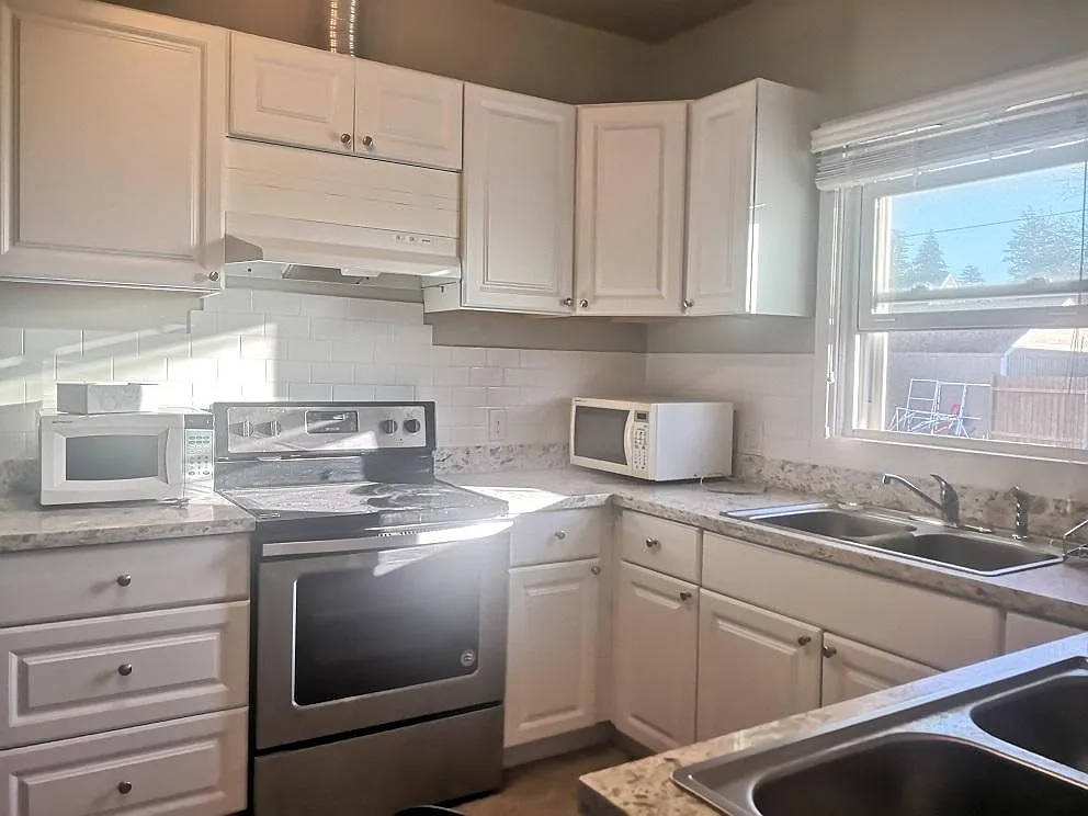 7 bed, 2600 sqft, $570 — Photo 4