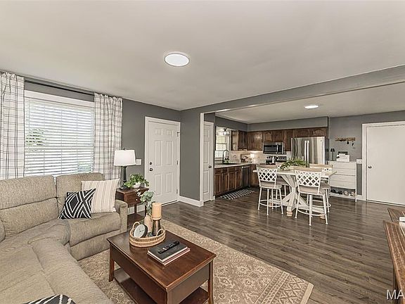 5th image of 32 Oak Knoll Dr