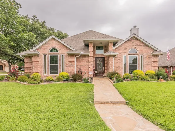 428 Montreal Dr, Hurst, TX 76054