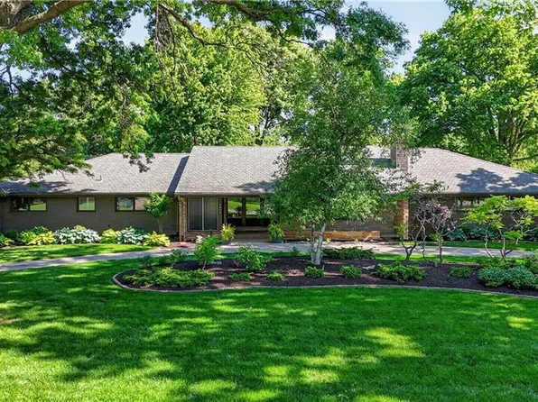 8608 Reinhardt Ln, Leawood, KS 66206