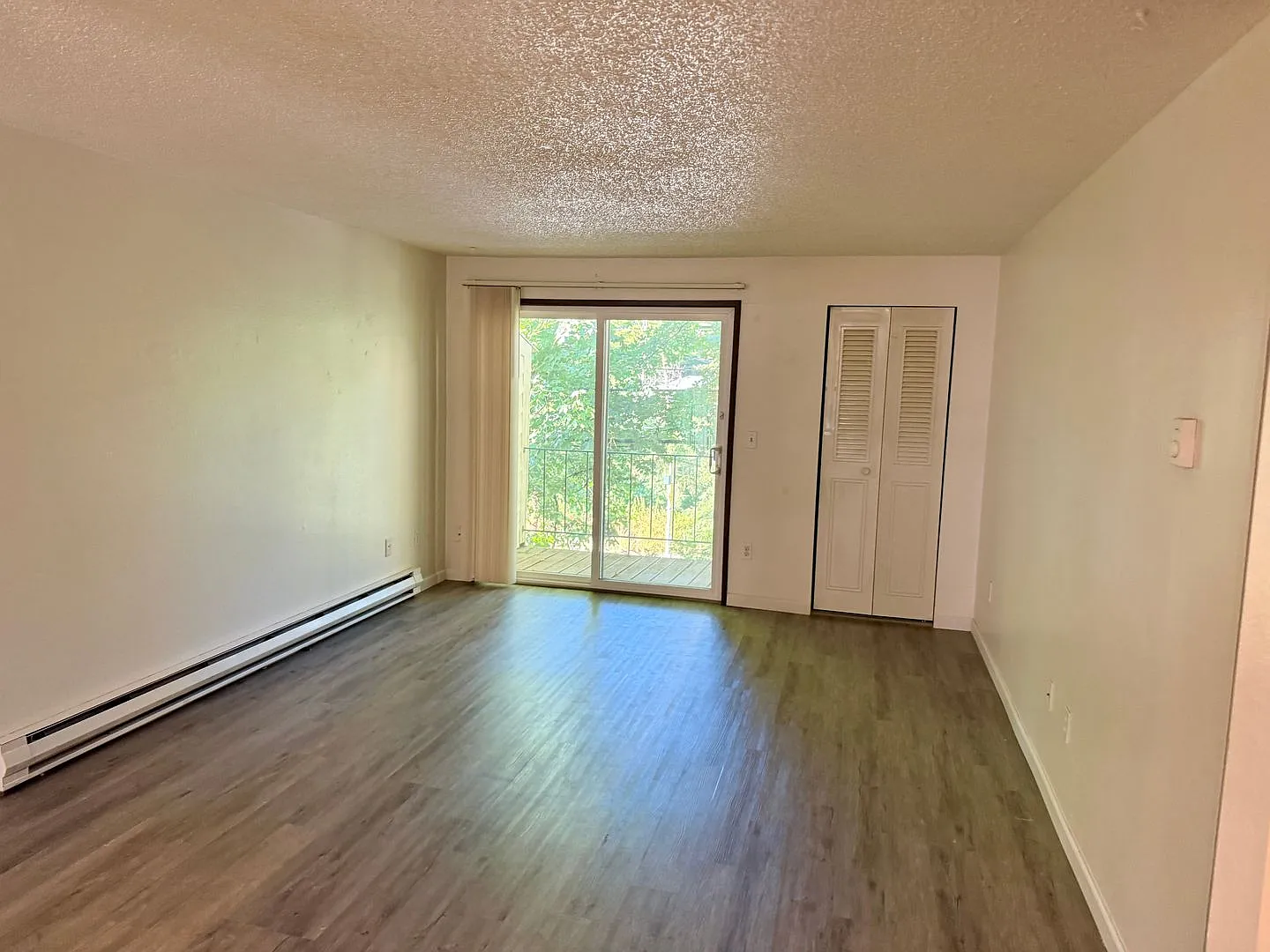 Single level top floor 2 bed Flat w/nice sized deck — Photo 2