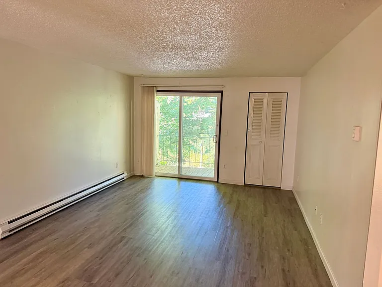 Single level top floor 2 bed Flat w/nice sized deck — Photo 2