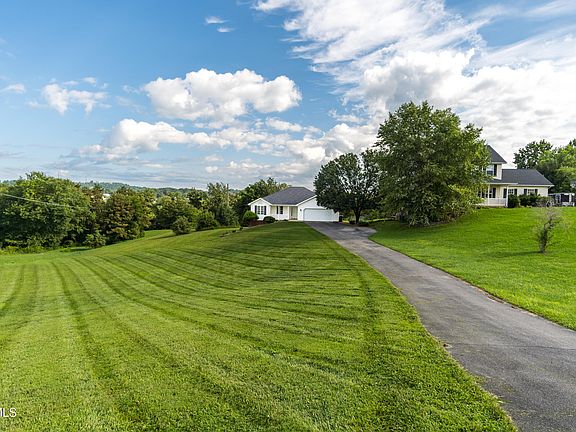 3rd image of 416 Heritage Ln