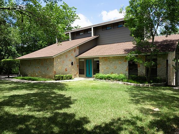 Fenced front yard with automatic sprinkler system