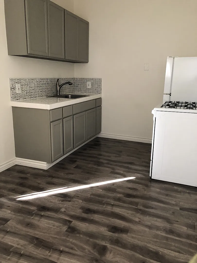1534 Winona Blvd. — Photo 4