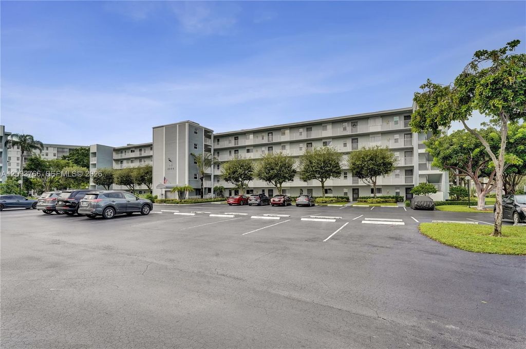 2226 N Cypress Bend Dr APT 408, photo 2