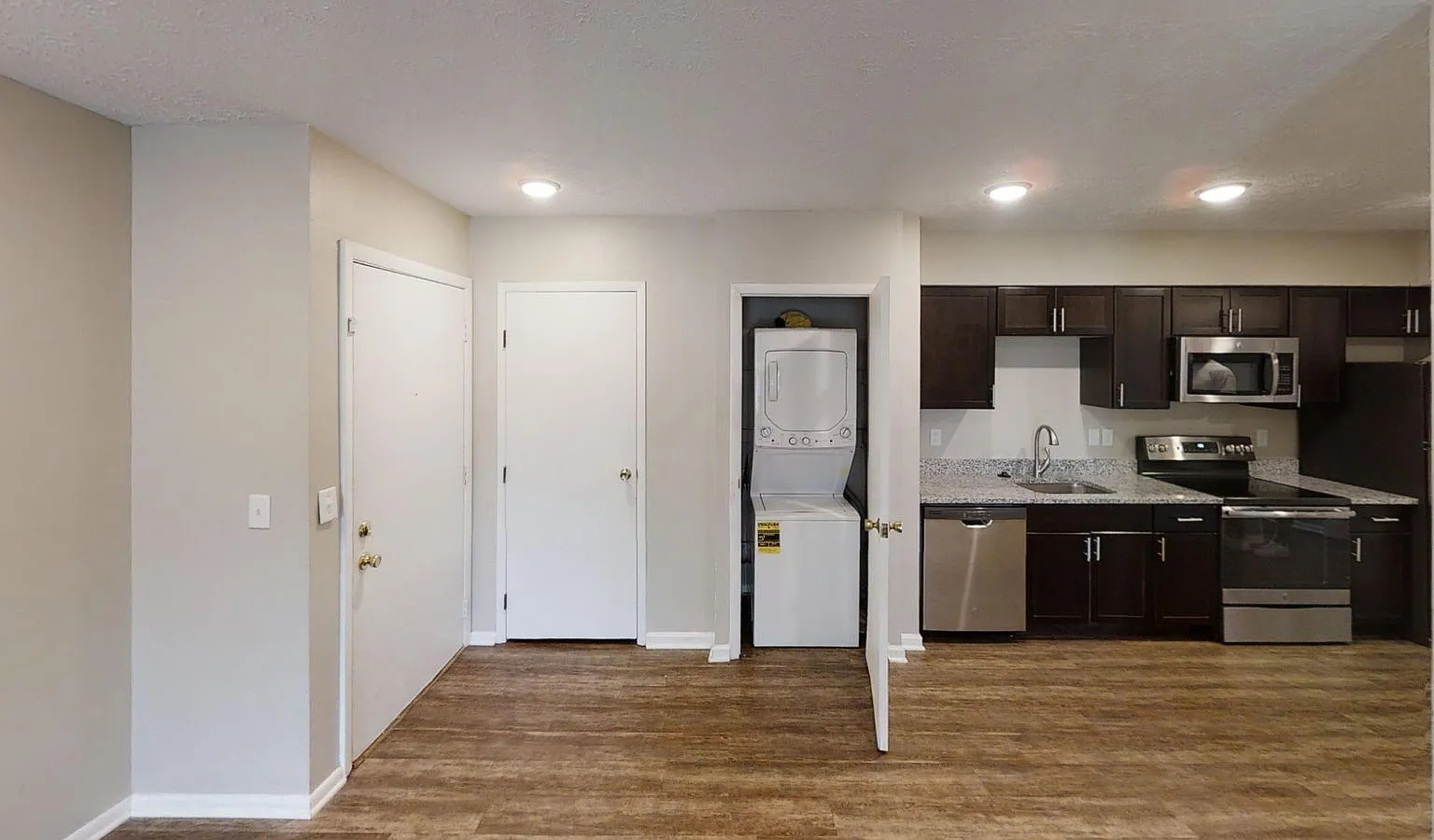 2 bed, 1.0 bath, 700 sqft, $1,501 — Photo 2