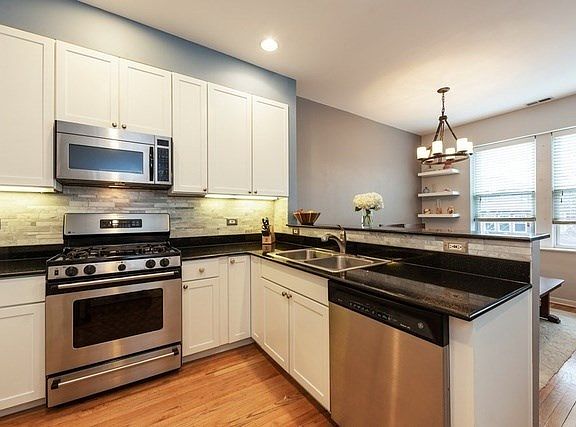 4th image of 2551 W Ainslie St #33
