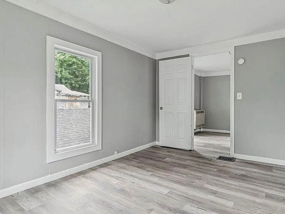 2nd image of 307 N Rutland St