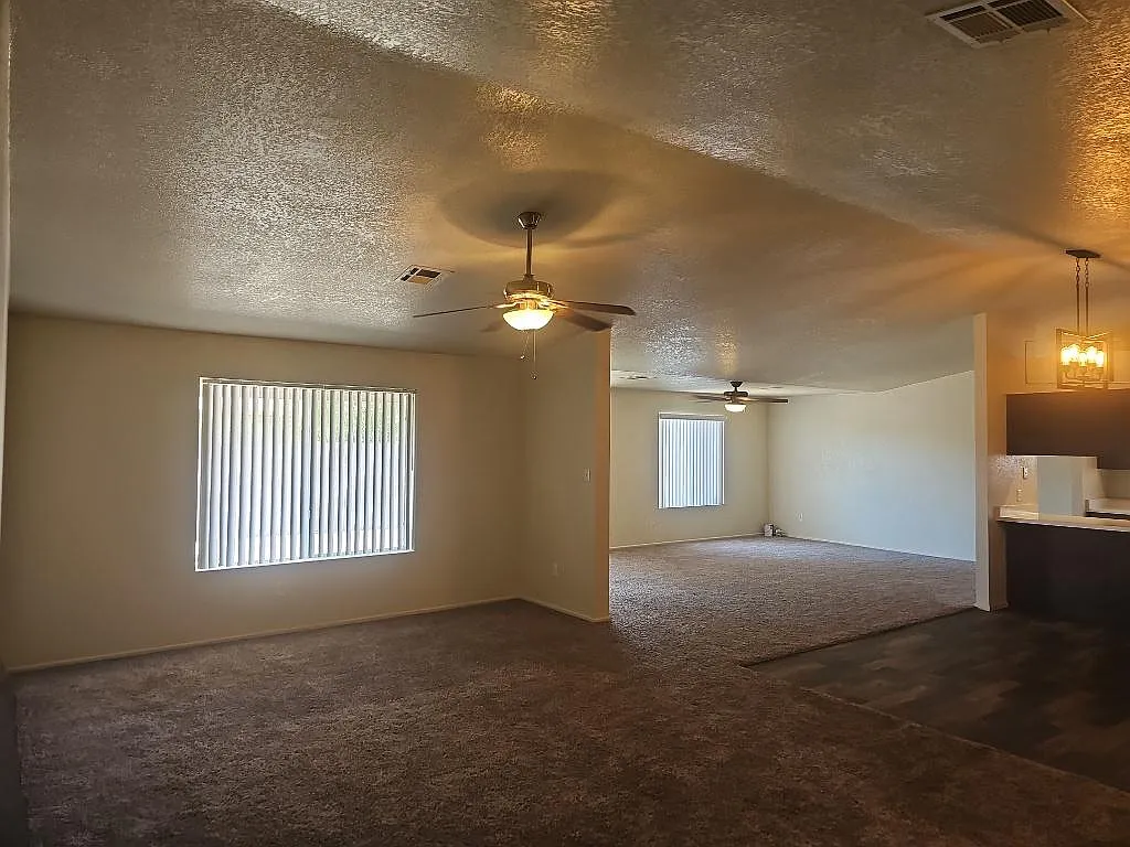 4 bed, 1960 sqft, $1,600 — Photo 3