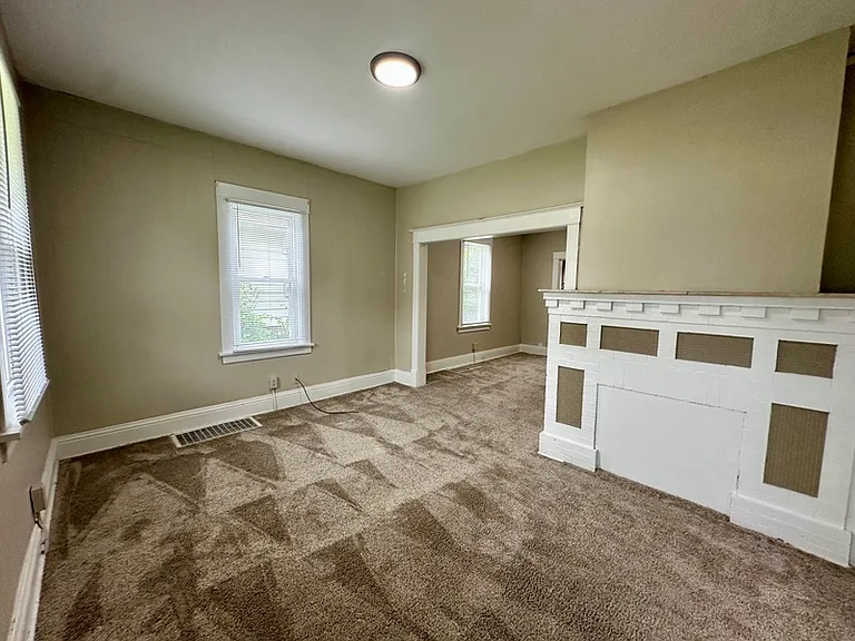 922 Center Point Rd NE — Photo 2
