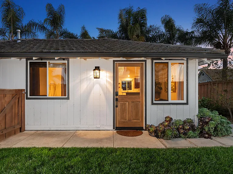 Los Cerritos Ln — Photo 6