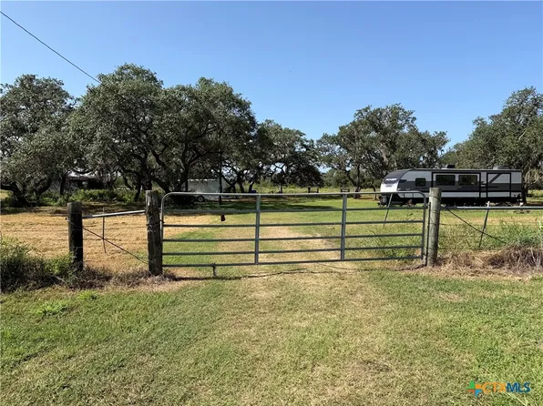 209 Korth Ln, Goliad, TX 77963