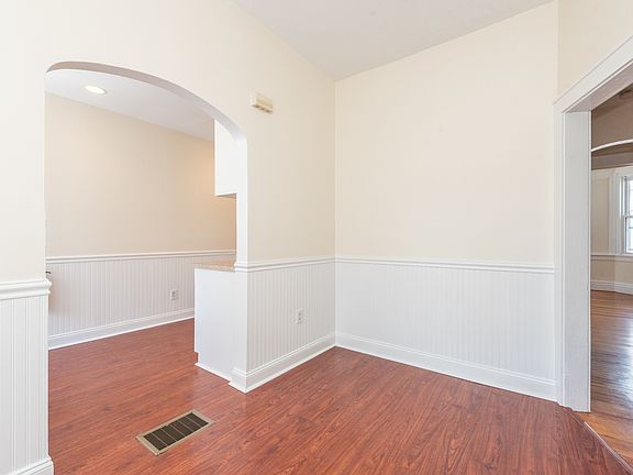 4th image of 110 N Ave E