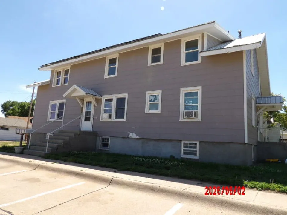 616 W B St #2