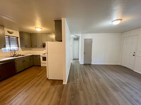3rd image of 1226 Sierra Blvd
