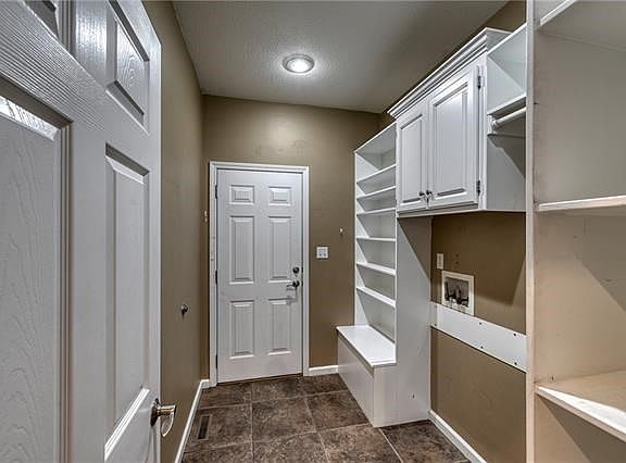 5th image of 1124 SW Summit Hill Dr