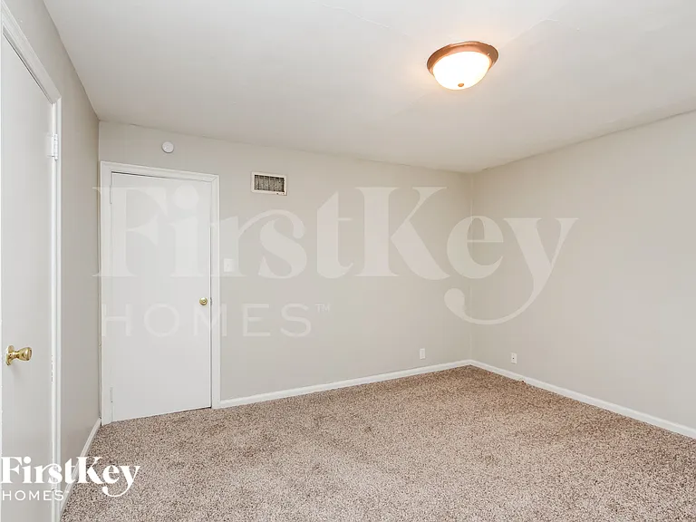 5614 N Victoria Dr — Photo 12