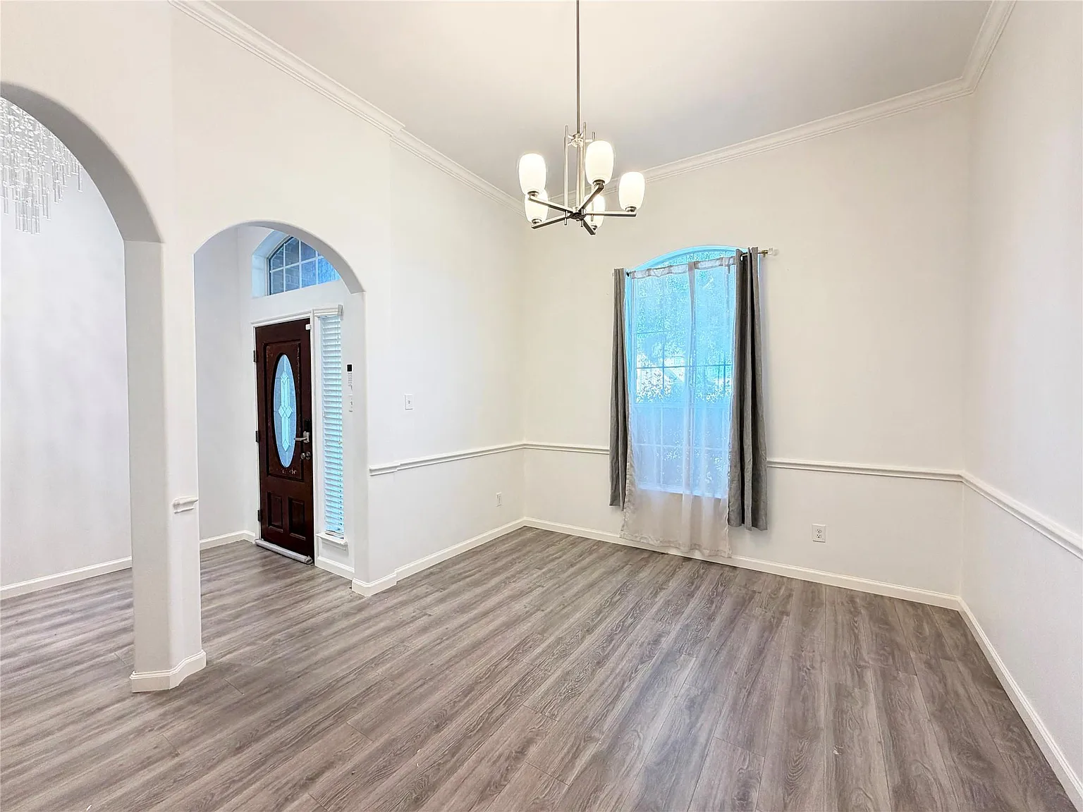 3 bed, 2.5 bath, 2295 sqft, $2,200 — Photo 3