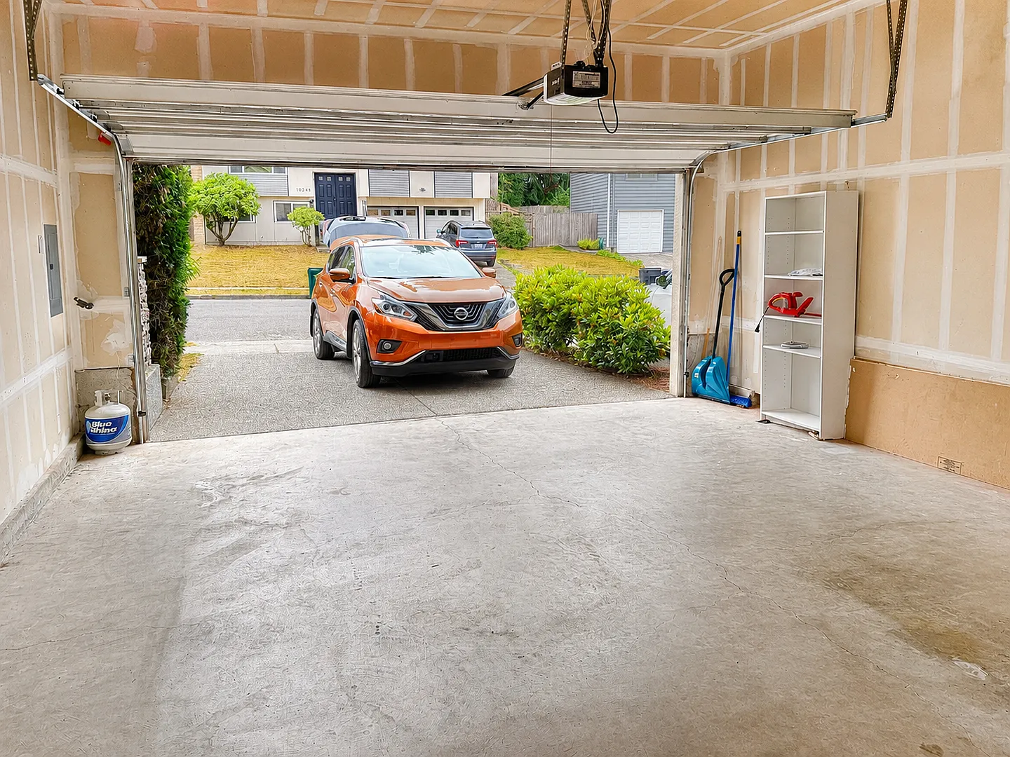 Spacious 3-Bedroom Redmond Home with Garage and Private Yard — Photo 4