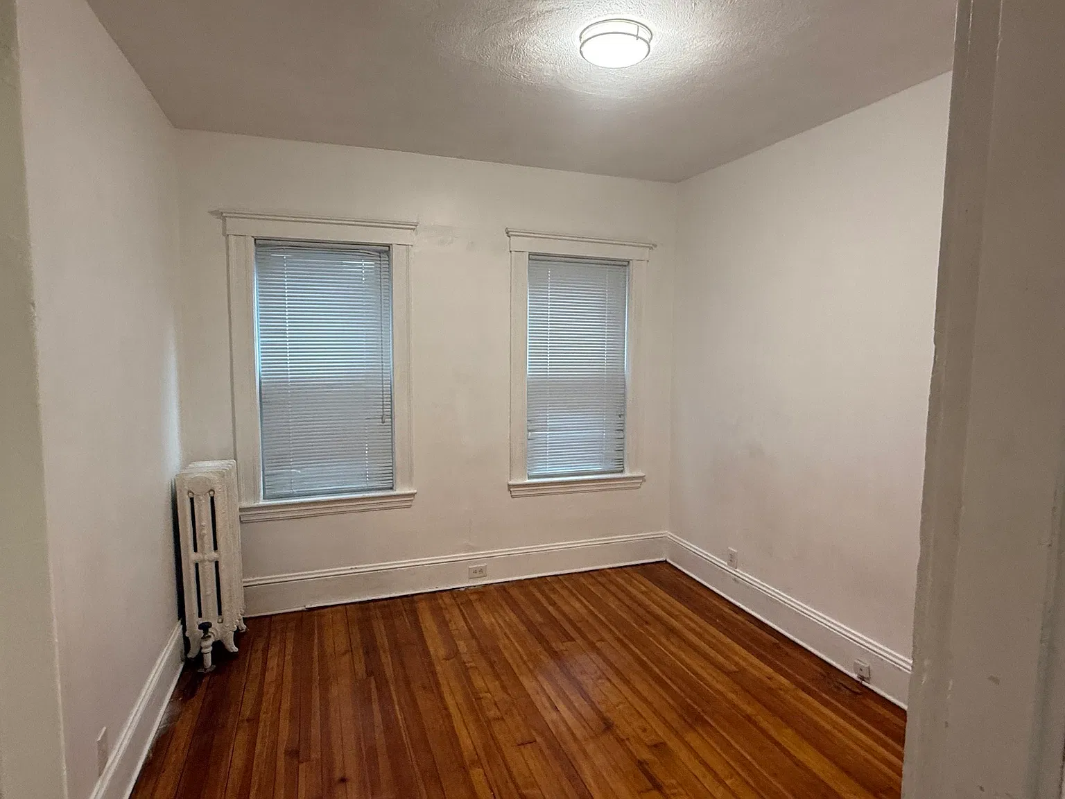 3 bed, 1.0 bath, 1100 sqft, $2,900 — Photo 2