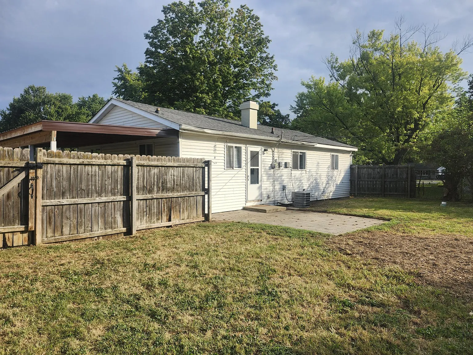 3 bed, 1.5 bath, 984 sqft, $1,700 — Photo 2