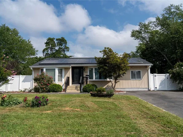 1535 N Gardiner Drive, Bay Shore, NY 11706