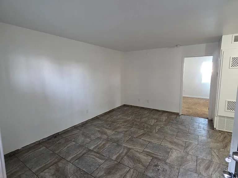 900 W 8th St #10 — Photo 5
