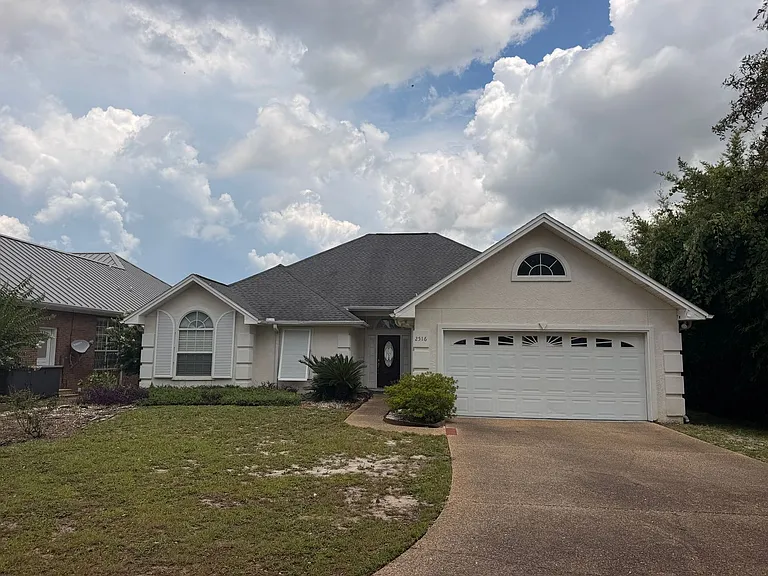 2516 Country Club Dr — Photo 1