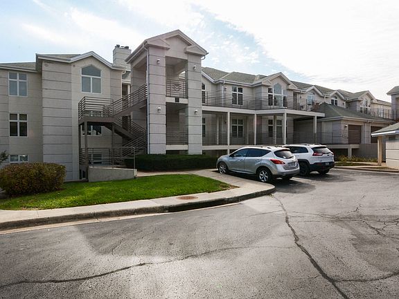 2nd image of 120 Oxford Dr #2