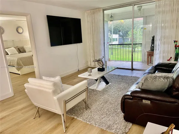 9420 S Hollybrook Lake Dr APT 202, Hollywood, FL 33025