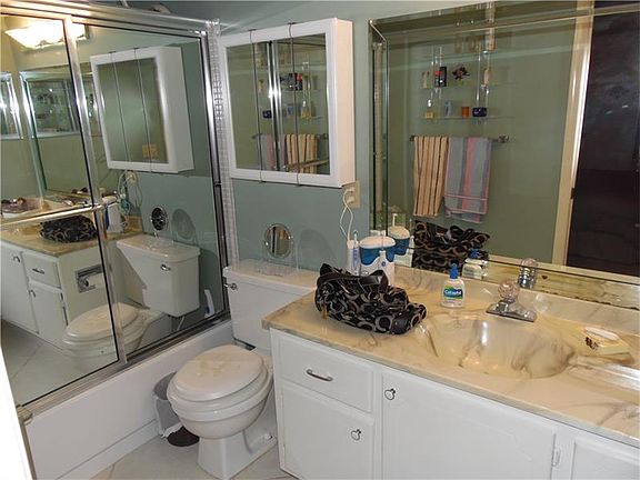 4th image of 455 Keswick Cres #C