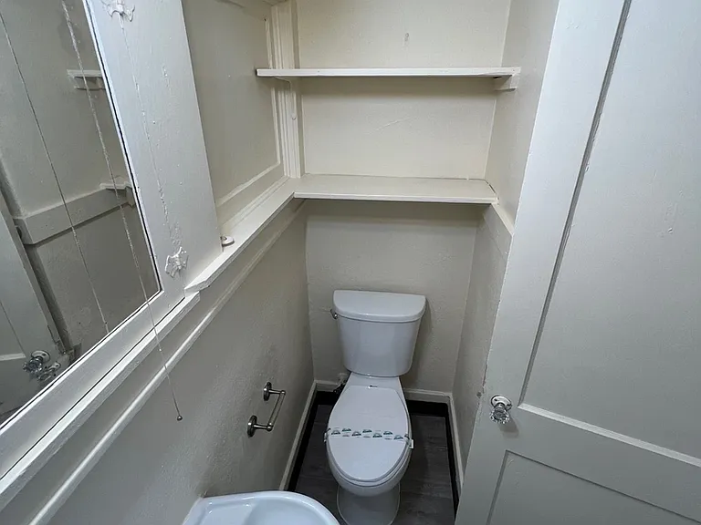 Elaine Apartments — Photo 16