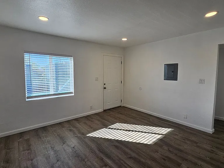 219 Candelaria Rd NW — Photo 14