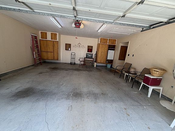3rd image of 9767 Winzer Rd