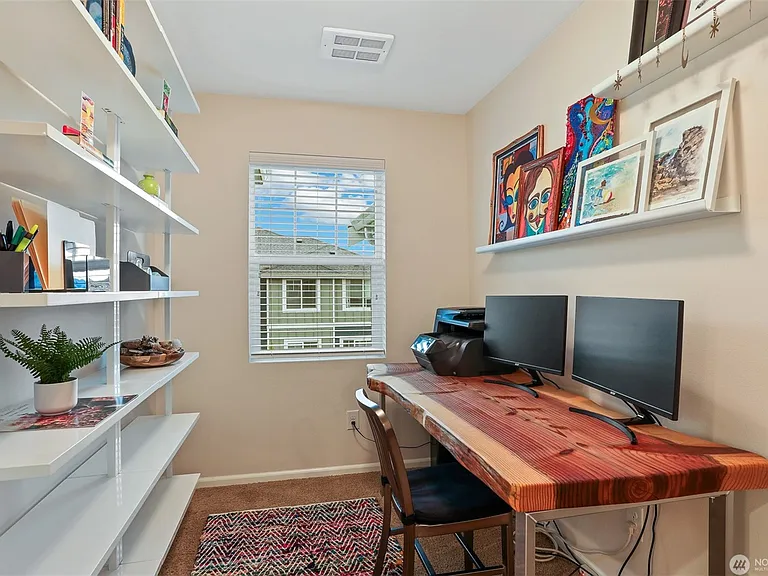 Den area on top level (build in shelf will stay)