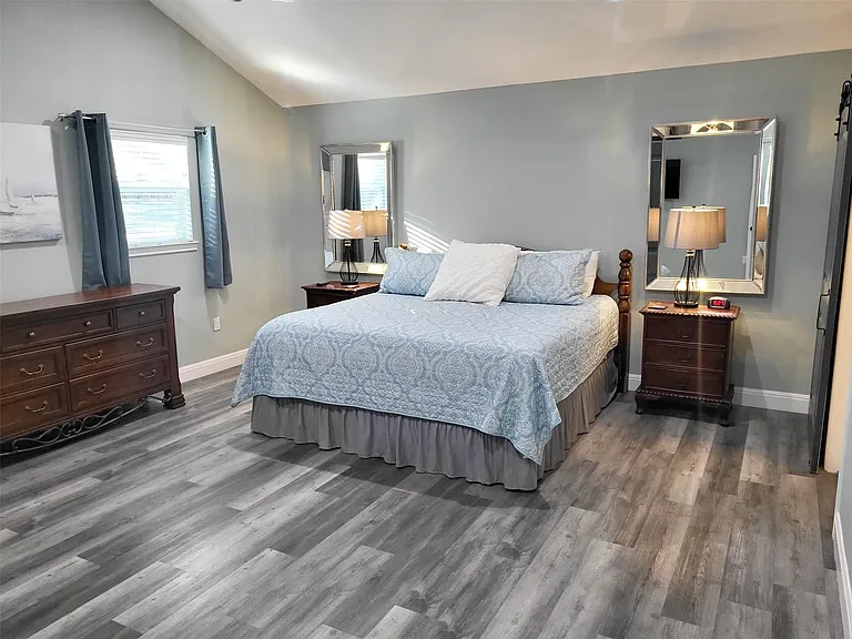 1526 Lakeside Dr W — Photo 16