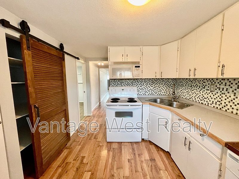 1st image of 982B Fuller Ave