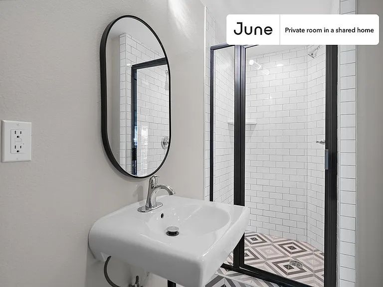 327 N Chicago #C — Photo 10