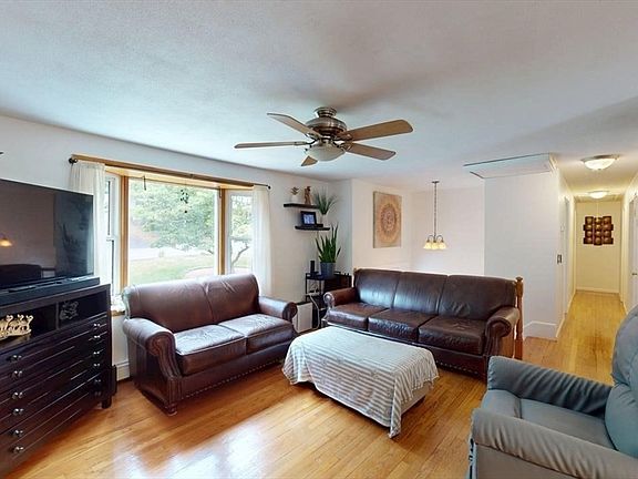 5th image of 276 Newport Ave