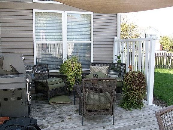 Deck w/nat gas for grill!