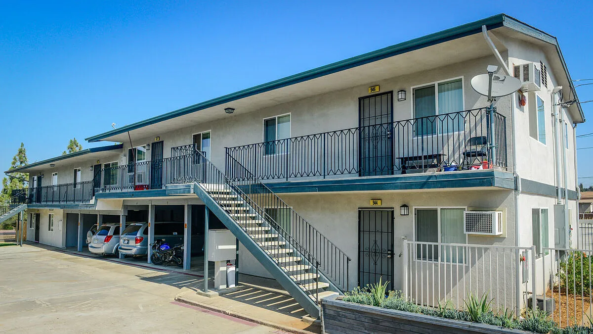 Coleen Court Apartments — Photo 2